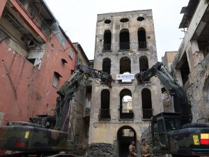 Abbattuto Palazzo Fienga a Torre Annunziata: va giù “Fortapasc”, simbolo della camorra per 50 anni