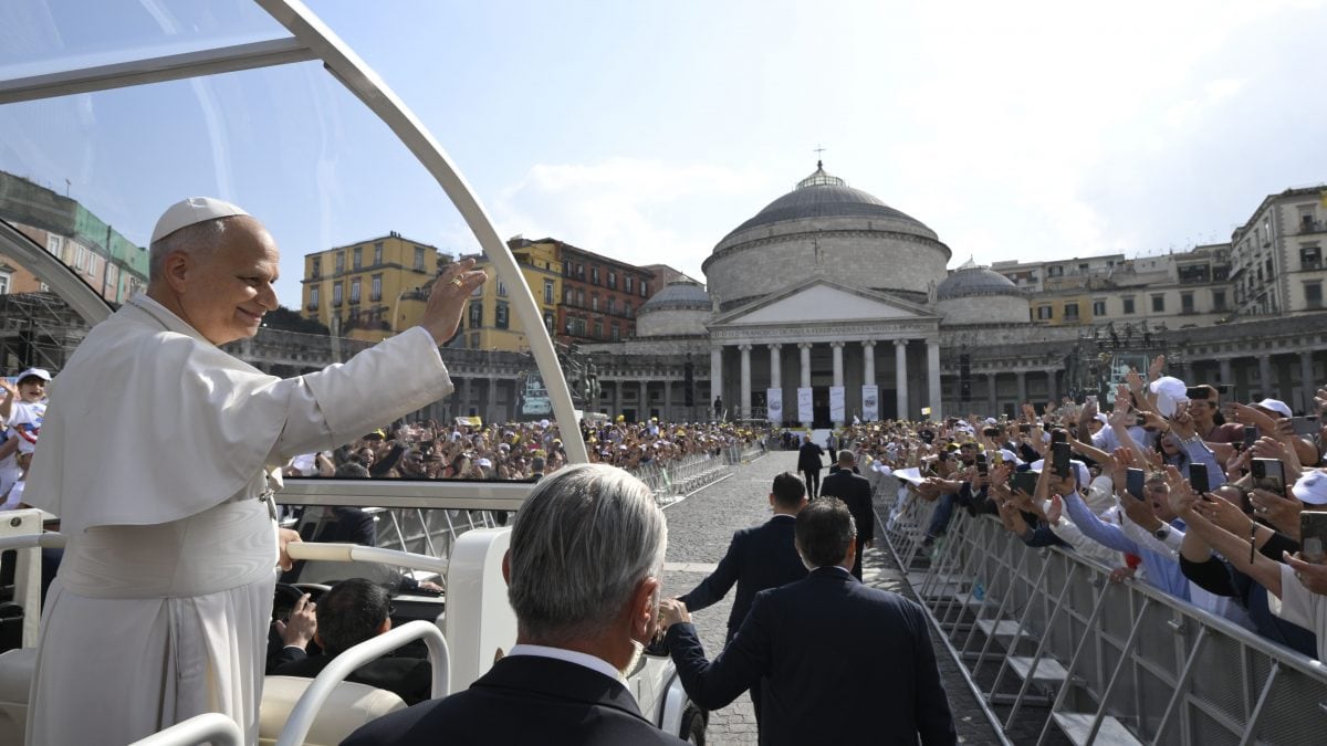 Papa Leone XIV in piazza Plebiscito a Napoli