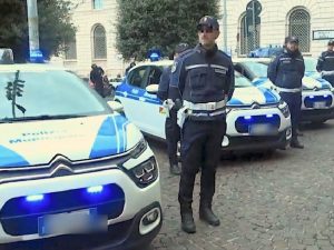 La Polizia locale resta senza autorimessa a Napoli ovest, proteste dei vigili: “Le auto di servizio alla Mostra d’Oltremare”
