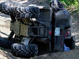 Quad e minicar si scontrano a Montecorvino Pugliano, feriti 17enne e 49enne: in ospedale con traumi a testa, torace e gambe
