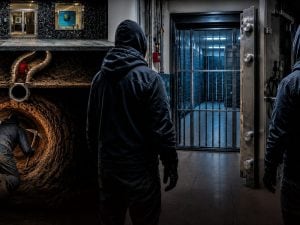 Il tunnel sotto la fognatura e le maschere di Hollywood: come è andata la rapina al Credit Agricole di Napoli