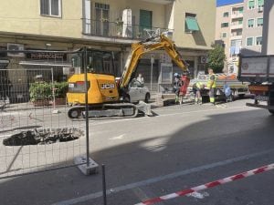 Vomero, resta chiusa via San Giacomo dei Capri per voragine: senz’acqua case e negozi. Strade alternative