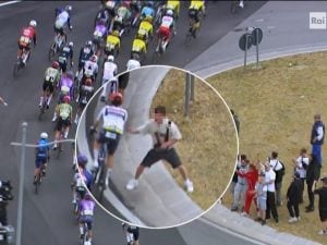 Cercarono di far cadere i ciclisti durante il Giro d’Italia, due Daspo a San Vitaliano
