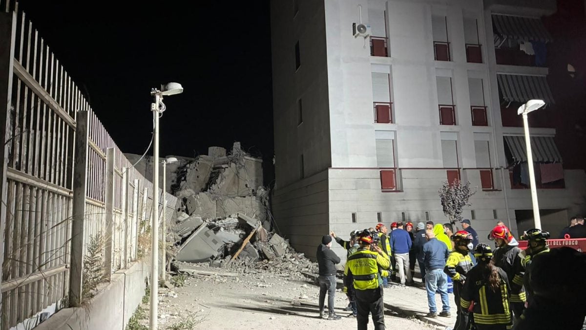 I detriti del crollo nella Vela Rossa di Scampia arrivati all’edificio attiguo