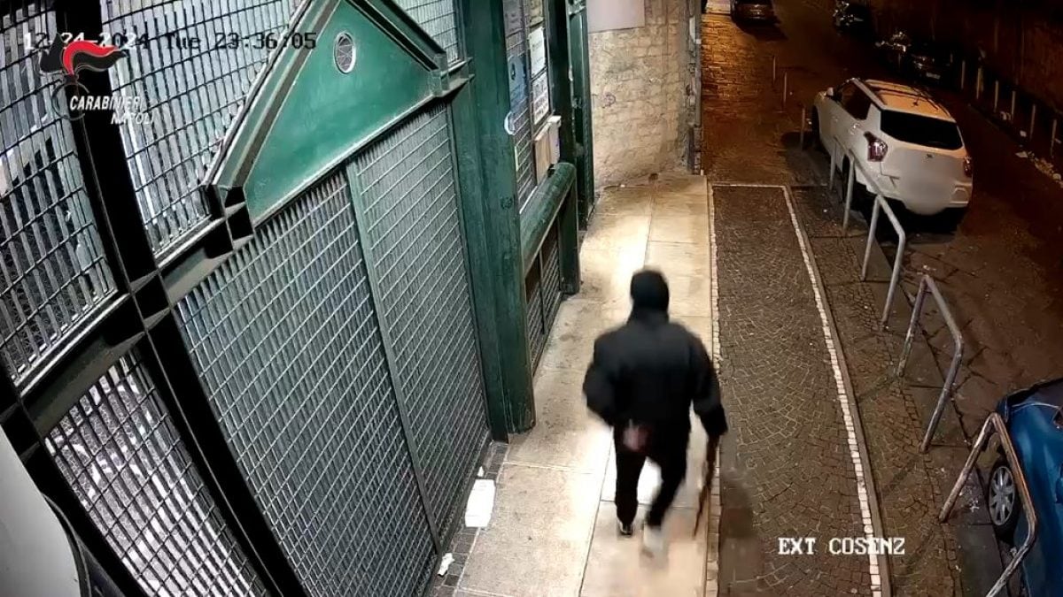 L’uomo mentre fugge con l’arma ancora in mano