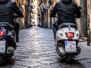 Targhe estere sulle auto napoletane, dopo la Polonia c’è un nuovo Paese: la Repubblica Ceca