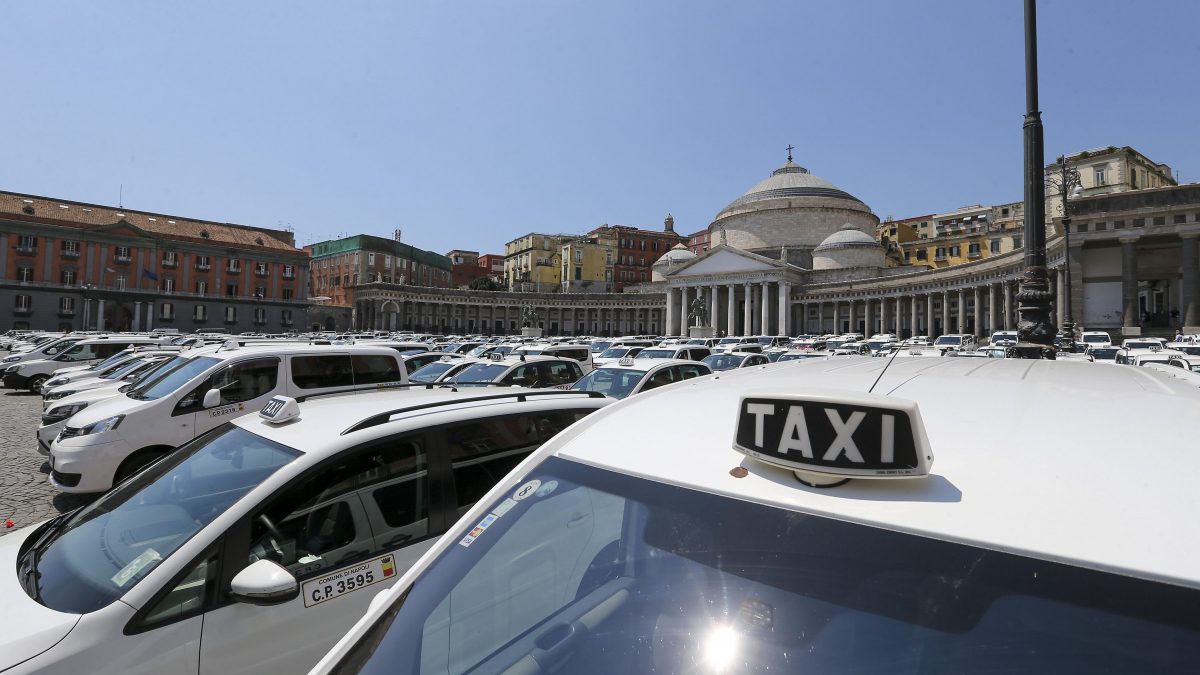 Una protesta dei tassisti napoletani in piazza Plebiscito