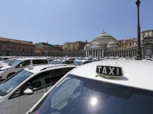Taxi assenti all’aeroporto di Capodichino, i tassisti si difendono: “Colpa di cantieri, traffico e degli abusivi”