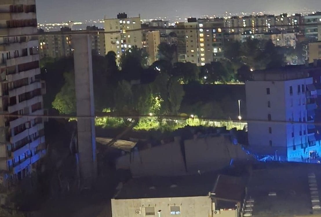Crolla la Vela Rossa di Scampia, era in fase di abbattimento. Il rudere caduto a due passi dalle nuove case, evacuata palazzina