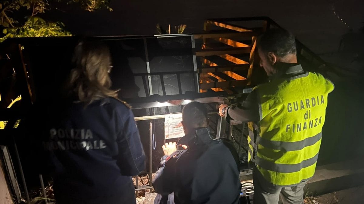 I militari nello stabilimento balneare posto sotto sequestro