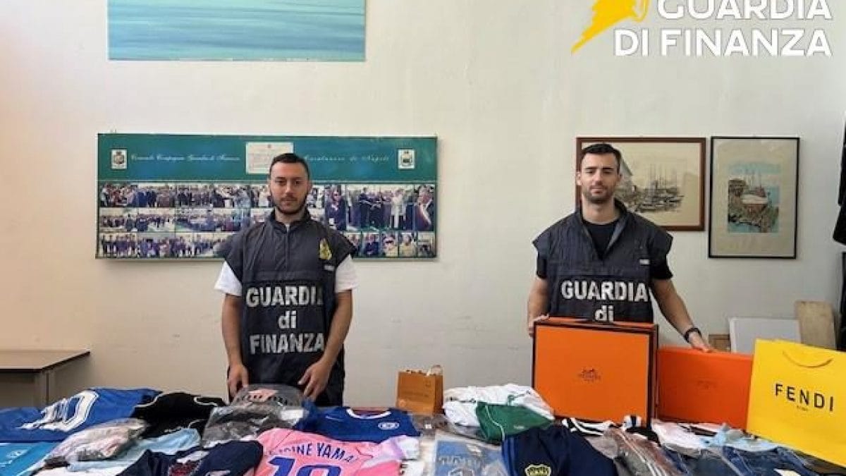 I finanzieri con le maglie sequestrate