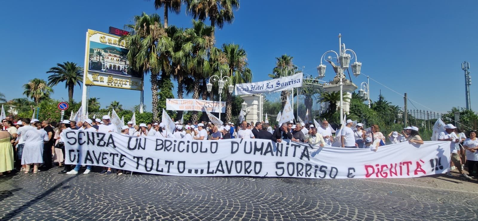 Lo striscione dei dipendenti de La Sonrisa / foto P. Pace Fanpage