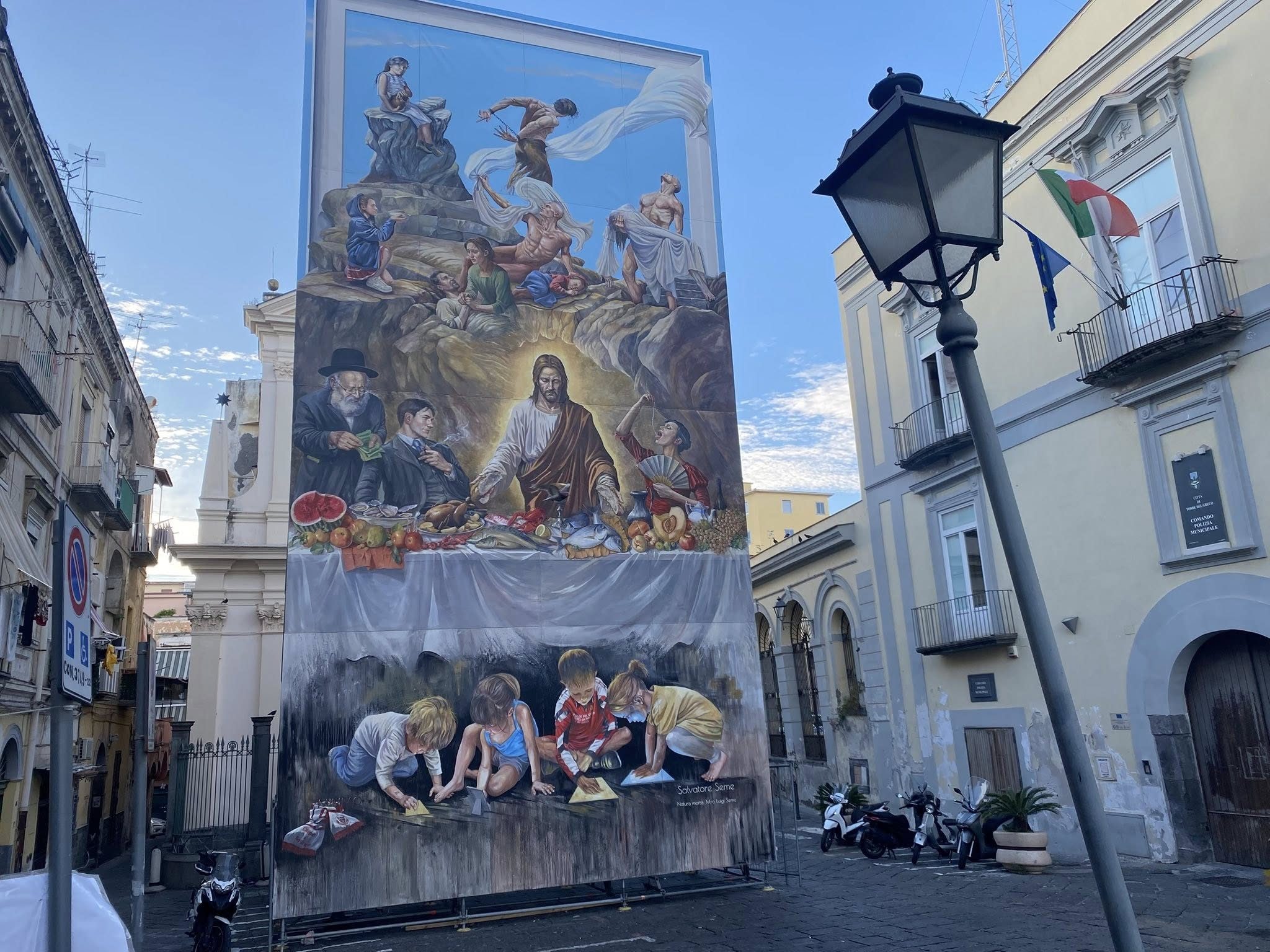 L’immagine completa installata a Torre del Greco