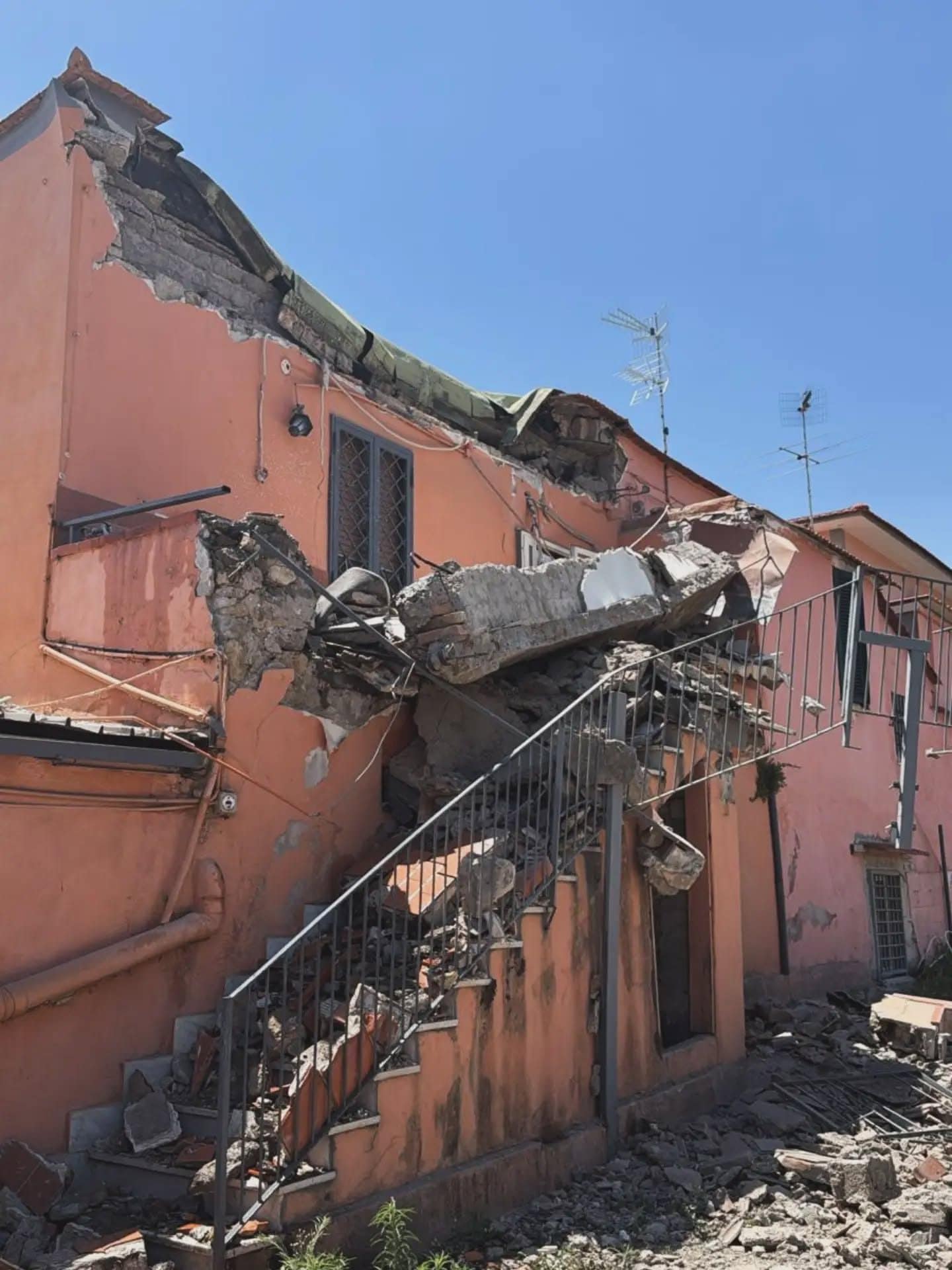Il crollo parziale della palazzina di Ercolano. Foto Sindaco Antonietta Garzia / Facebook