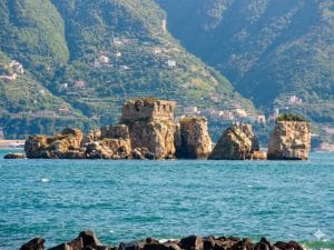 Lo Scoglio di Rovigliano, isola privata nel Golfo di Napoli con una fortezza del Cinquecento, è in vendita