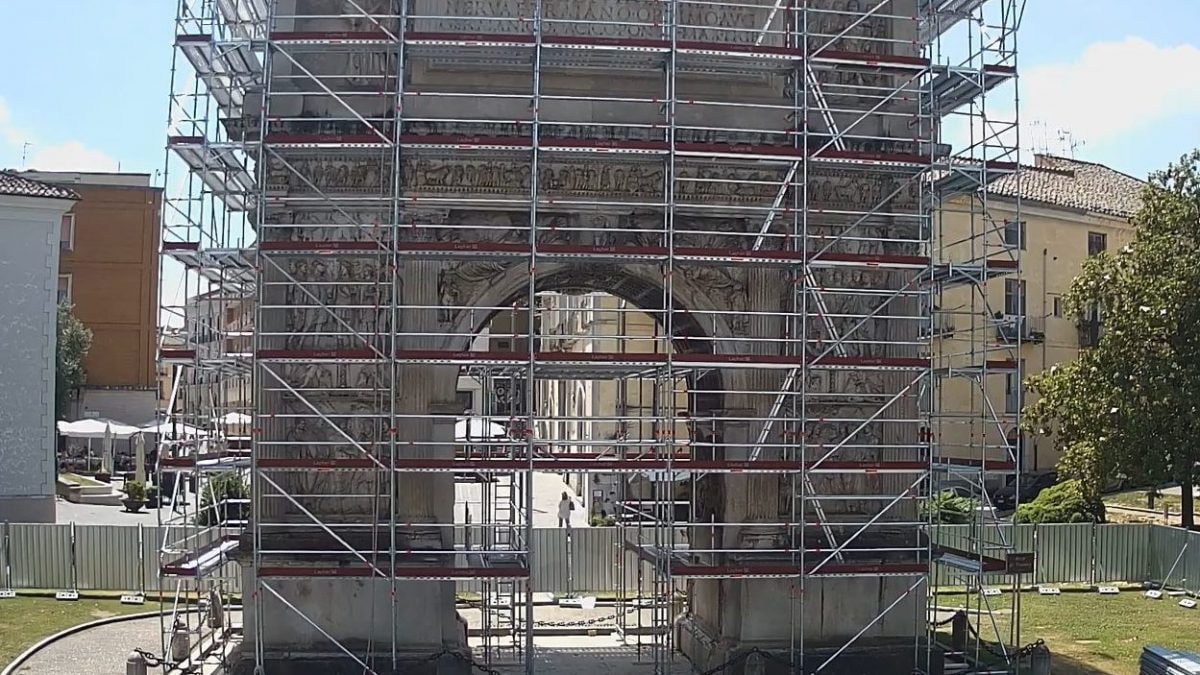 L’Arco di Traiano con le impalcature dei lavori