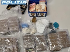 In quella casa c’è troppo viavai, polizia scopre piazza di spaccio: quasi 5 chili di droga sequestrati nel Casertano