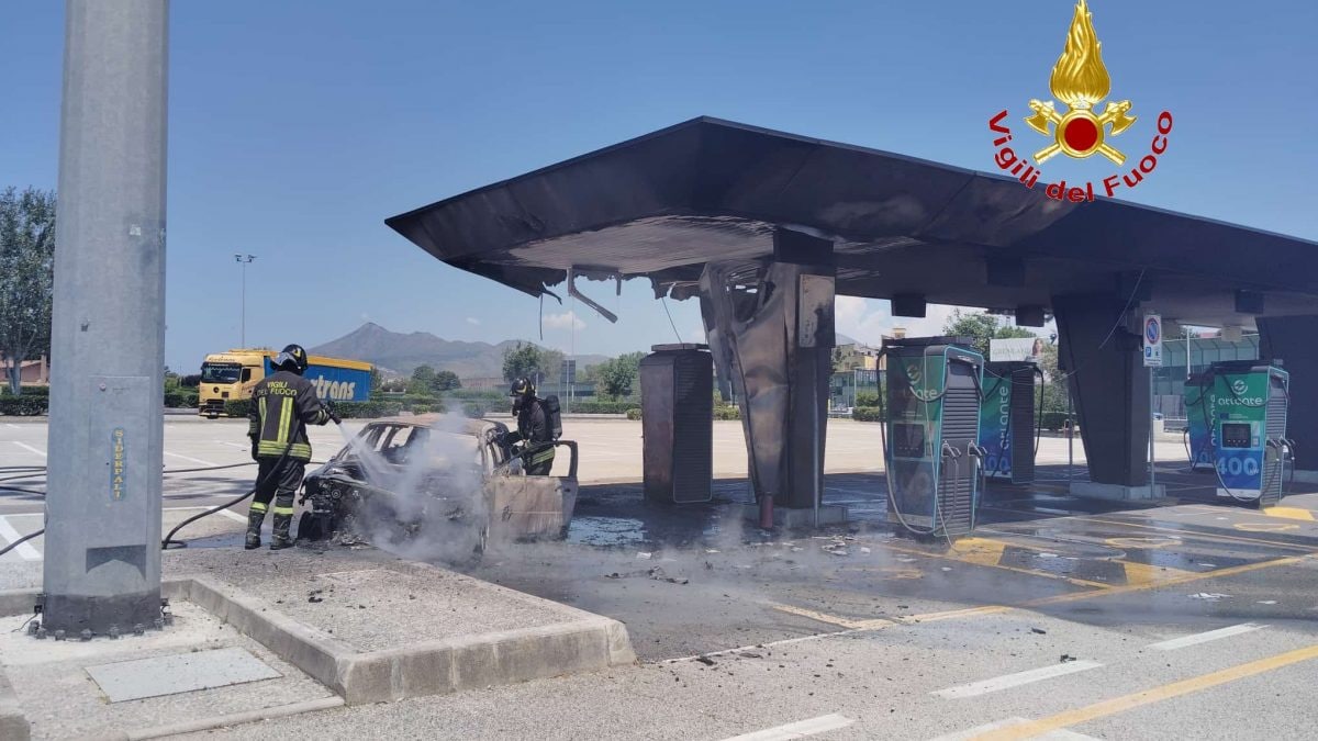 L’incendio sull’area di servizio San Nicola Ovest sull’Autostrada A1