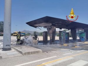 Auto si incendia e distrugge le colonnine elettric