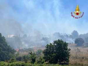 Vasto incendio nella zona di Caserta Vecchia, arrivano vigil