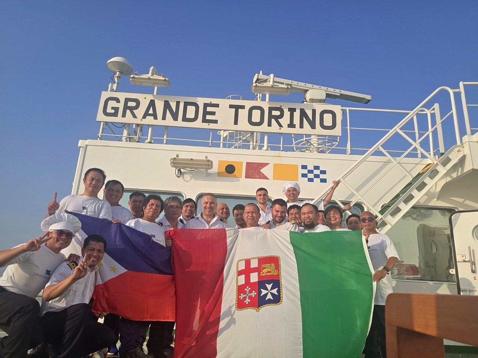 La nave napoletana "Grande Torino" lascia lo Stretto di Hormuz dopo oltre 100 giorni: "Pensiero va a vittime della guerra"