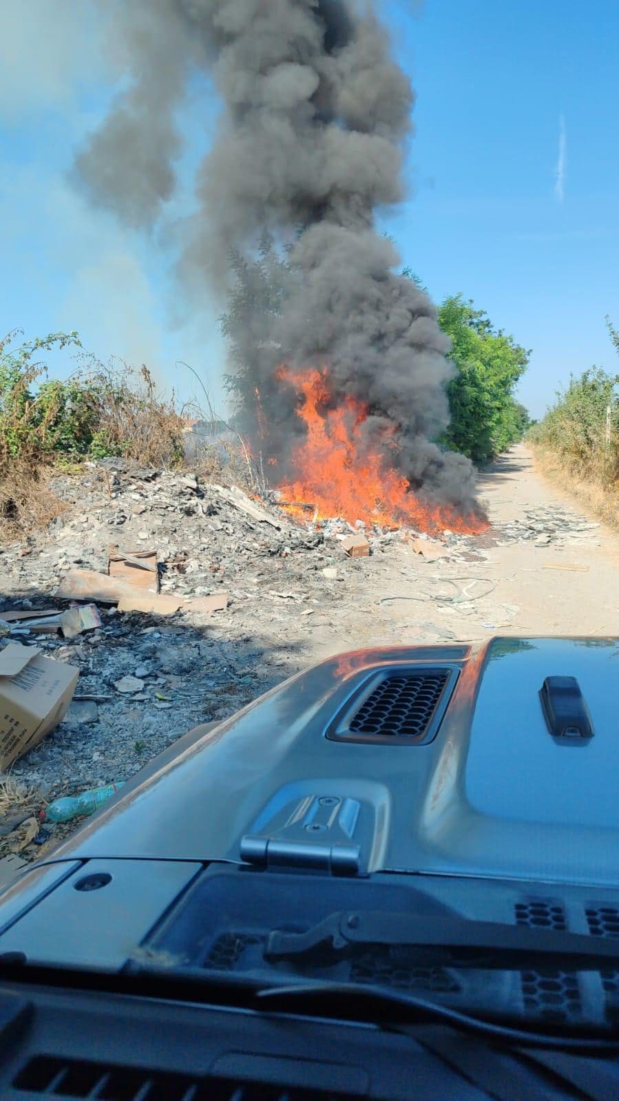 I rifiuti in fiamme nei pressi del campo rom di Giugliano in Campania