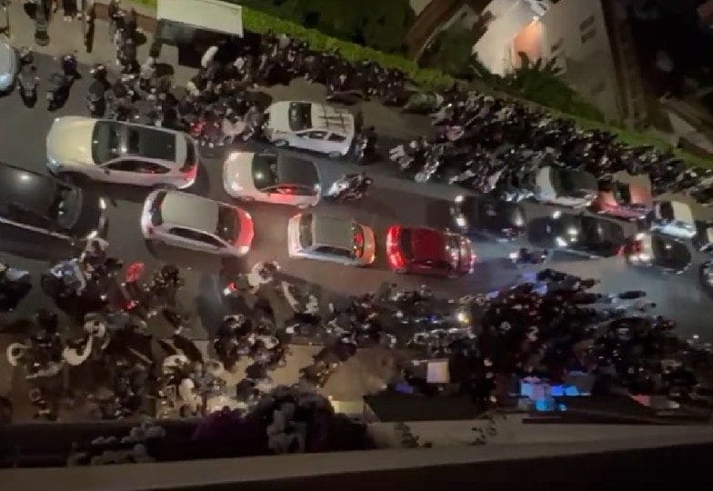 Il traffico impazzito in via Aniello Falcone