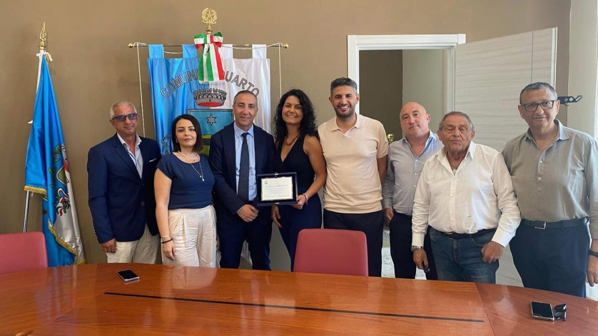 Natascia Maraniello premiata dal sindaco di Quarto Flegreo, Antonio Sabino