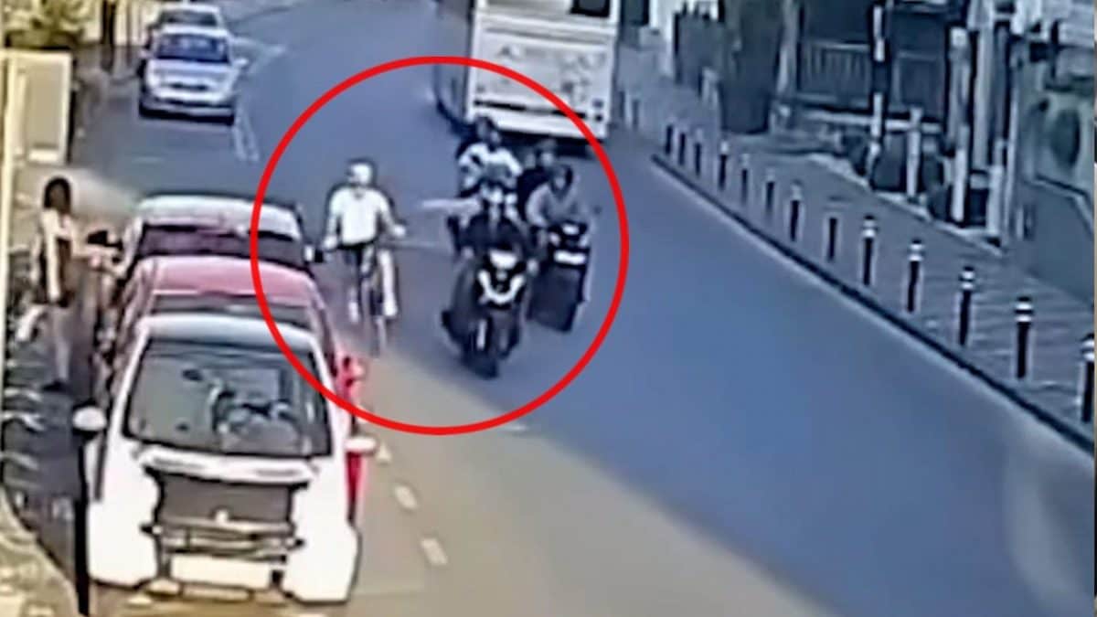 Un frame del video che ha ripreso la spinta all’anziano a Pompei (Napoli)