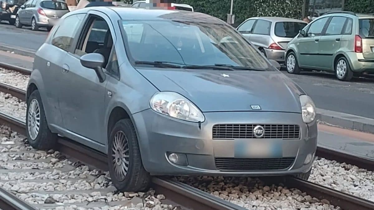 L’auto bloccata sui binari del tram al Ponte dei Granili di Napoli