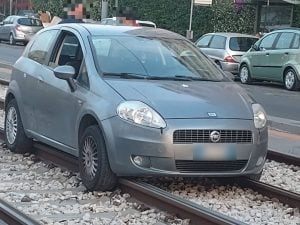 Auto intrappolata sui binari di via Marina, bloccati i tram a Napoli. E al Chiatamone bus deviati per sosta selvaggia