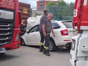 Container si stacca da tir e schiaccia auto, incidente vicino al Porto di Napoli
