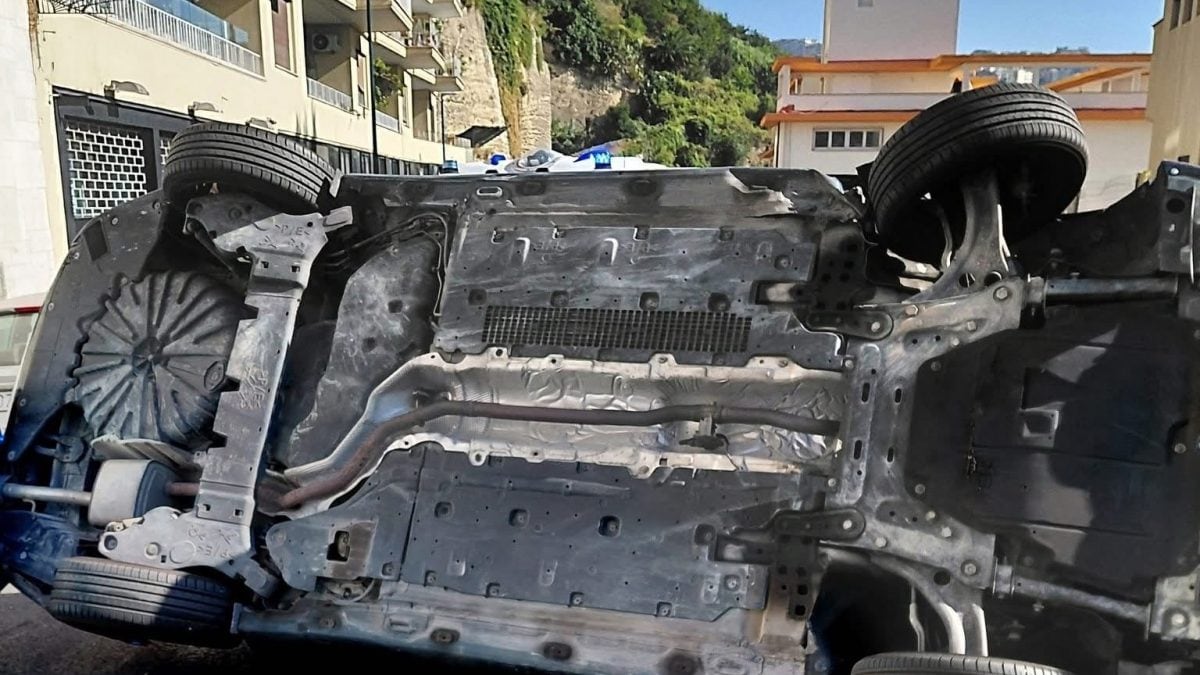 Incidente in via Orazio con auto ribaltata / Fanpage.it