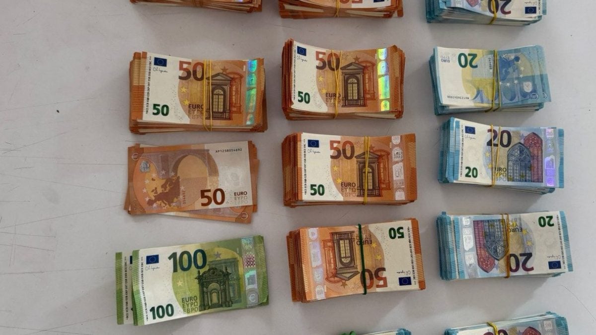 Le mazzette di euro falsi sequestrati a Napoli