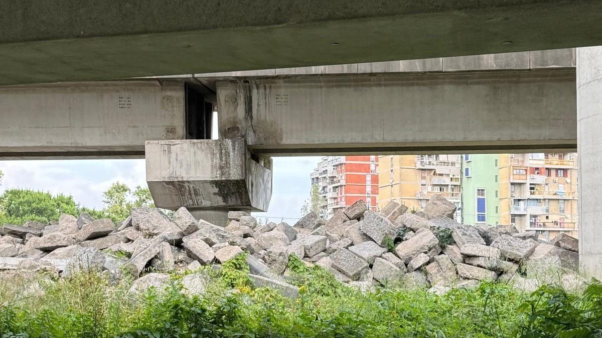 Il deposito dei basoli vesuviani sotto il viadotto della metro