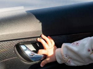 Bimba resta chiusa in auto a Nocera Inferiore, la polizia locale sfonda il finestrino e la salva