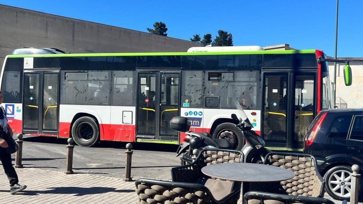 Un bus Anm a Napoli con i vetri opachi