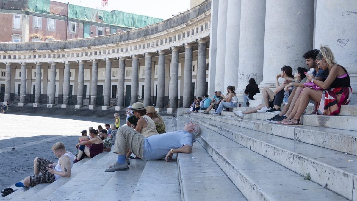 Napoli, piazza Plebiscito d’estate