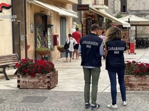 Ristoranti chiusi dai Nas in costiera Amalfitana e in Cilento, cucine sporche e alimenti non tracciati: 900 kg di cibo sequestrati