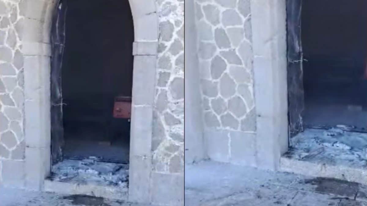 Calvanico, il portone incendiato della chiesa