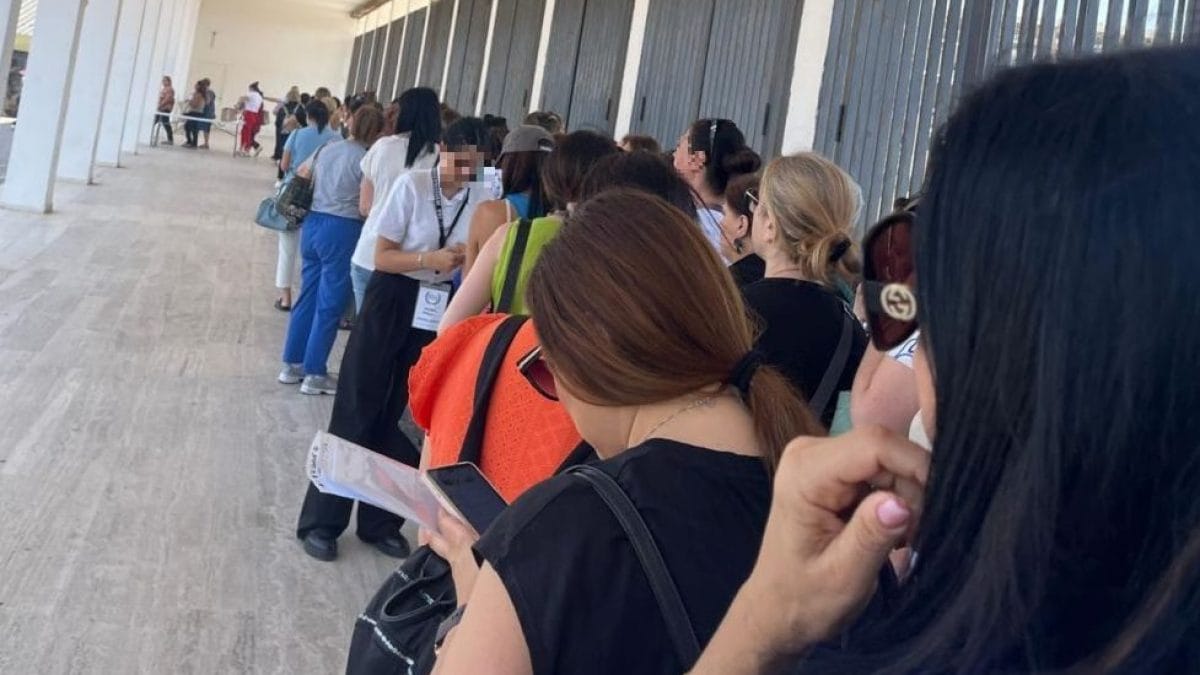 Le candidate in fila per il concorso delle maestre alla Mostra d’Oltremare / Fanpage.it