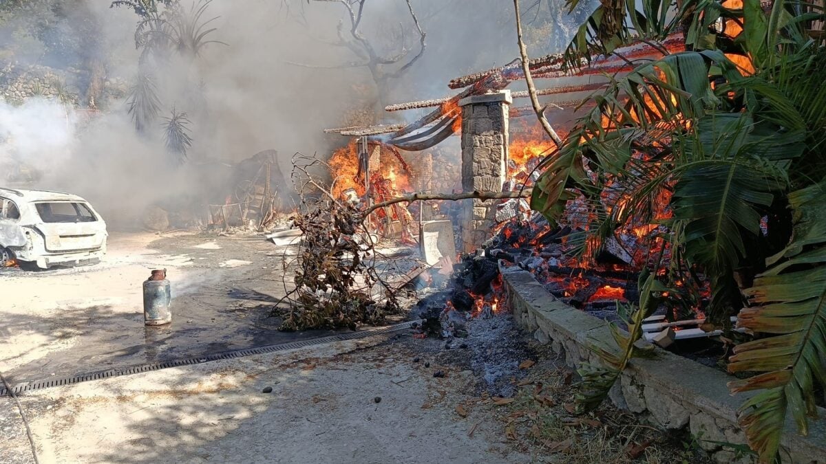 I danni dell’esplosione a Ischia / foto Pugliese