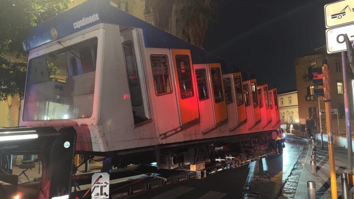 Il treno della Funicolare di Montesanto a piazza Cariati / Fanpage.it