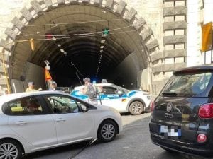 Chiusa la Galleria Vittoria a Napoli per incidente stradale 