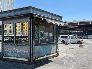 Piazza Garibaldi, vandalizzato l’ex chiosco della Polizia Locale: abbandonato e ricoperto di graffiti