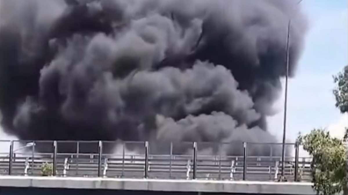 La nube nera generatasi dall’incendio a Giugliano