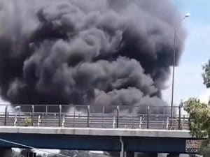 Incendio a Giugliano, grossa nube di fumo nero sulla Circumvallazione