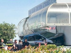 Afragola, perde il controllo dell’auto e si schian