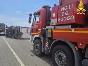 Camion frigo si ribalta a Battipaglia, un morto e un ferito grave