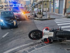 Scontro Smart-moto a Pontecagnano, feriti e ricoverati una r